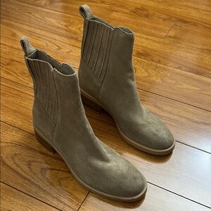 Women's Suede Ankle Boots - Tan dolce vita brand new